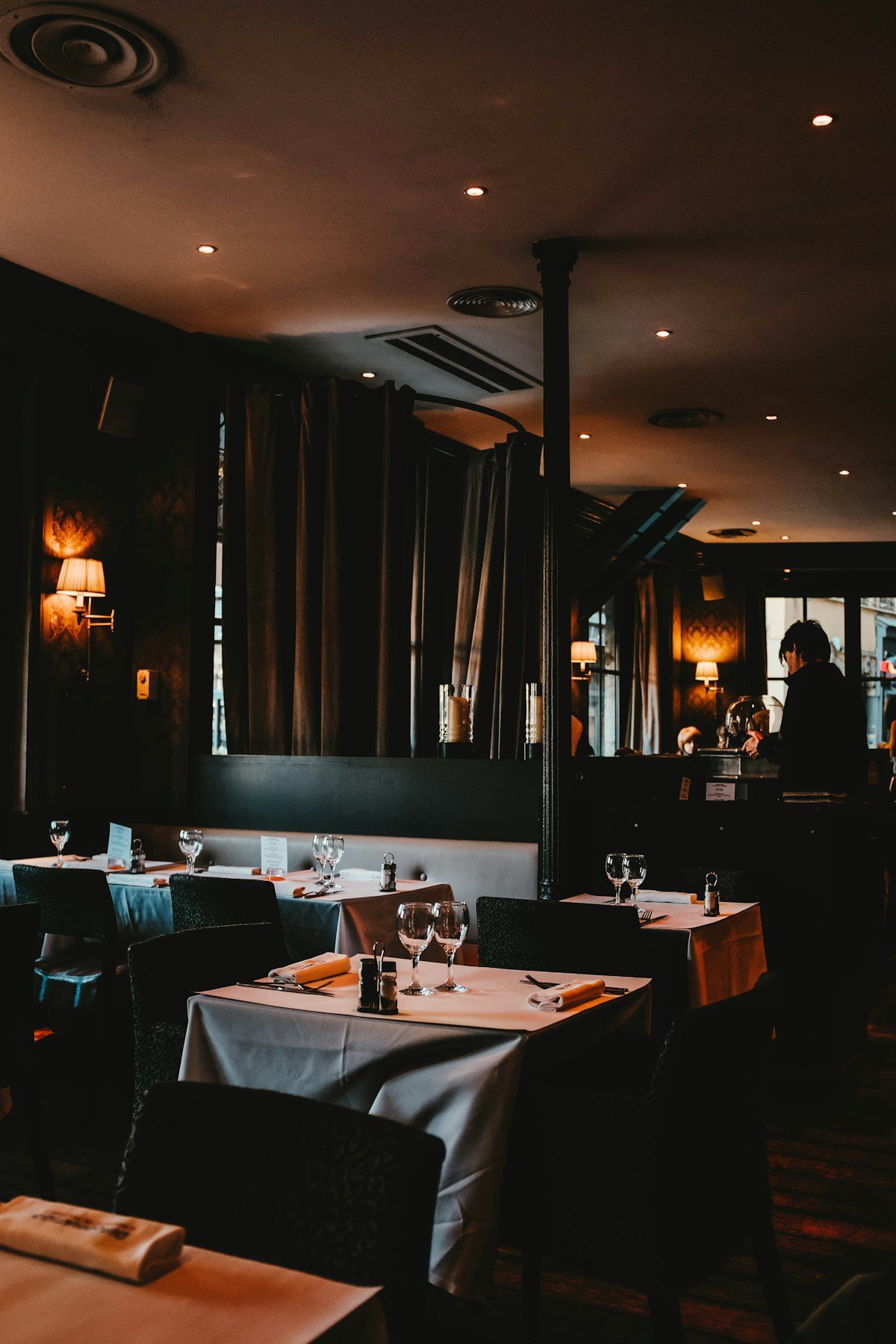 Travailler le dimanche en restauration : défis, droits et solutions pour jobers et patrons